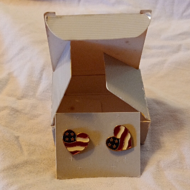 Avon 1990 Heart-Shaped American Flag Earrings 12$